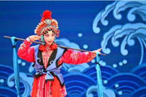 武汉95后大学女老师操场耍大刀: 喜欢京剧12年, 晚上对着影子练功, 还有学生找她学京剧