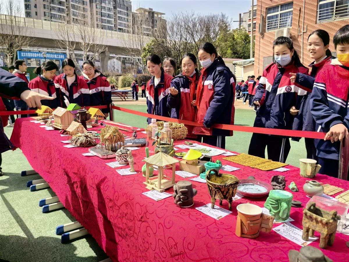 厉害了! 初中生手工复刻近500件“文物”, 学校为其办展览