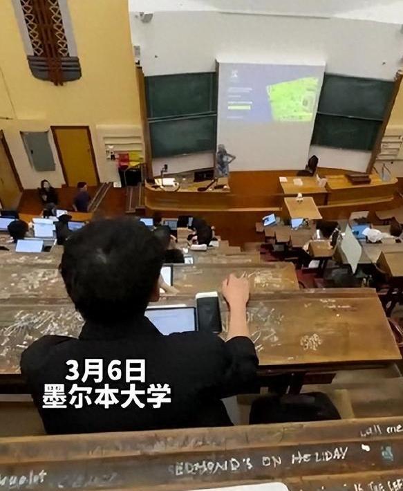 中国留学生晒国外大学教室: 最高座位两层楼, 惊叹不已!