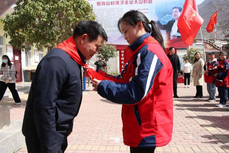 南阳市43小学: 学习楷模张玉滚 结对帮扶显真情