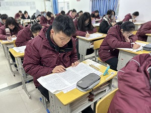 高考分数不理想是上大学还是选择复读?