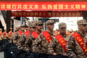 今年上半年上海新兵起运, 大学毕业生占新兵总数的71.4%
