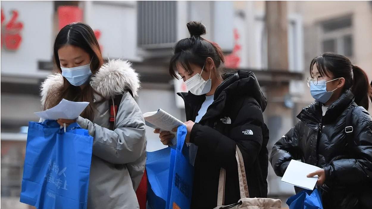 “家人都没污点, 为何刷我”? 女生政审没过。得知原因后哑口无言