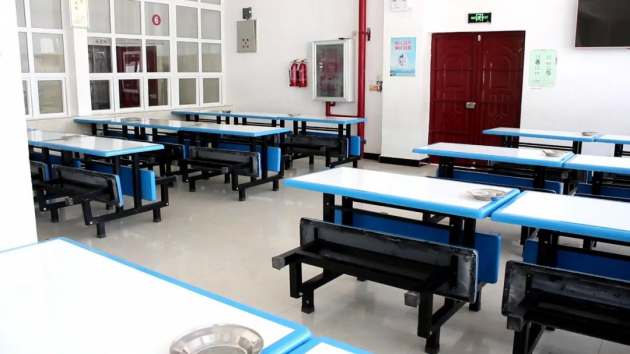 施甸: 新学期新餐桌 捐资助学改善学子在校环境