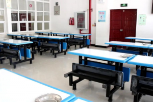施甸: 新学期新餐桌 捐资助学改善学子在校环境