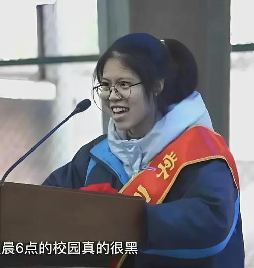 百日誓师被网暴女孩儿考入人大, 高三八班的那位小兄弟还会远吗?