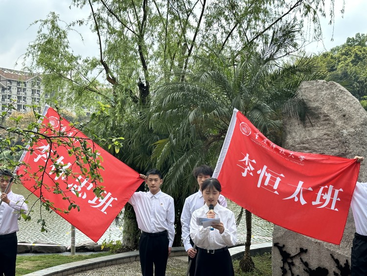 “以学长为榜样! ”重庆科技大学师生为英烈学长献花