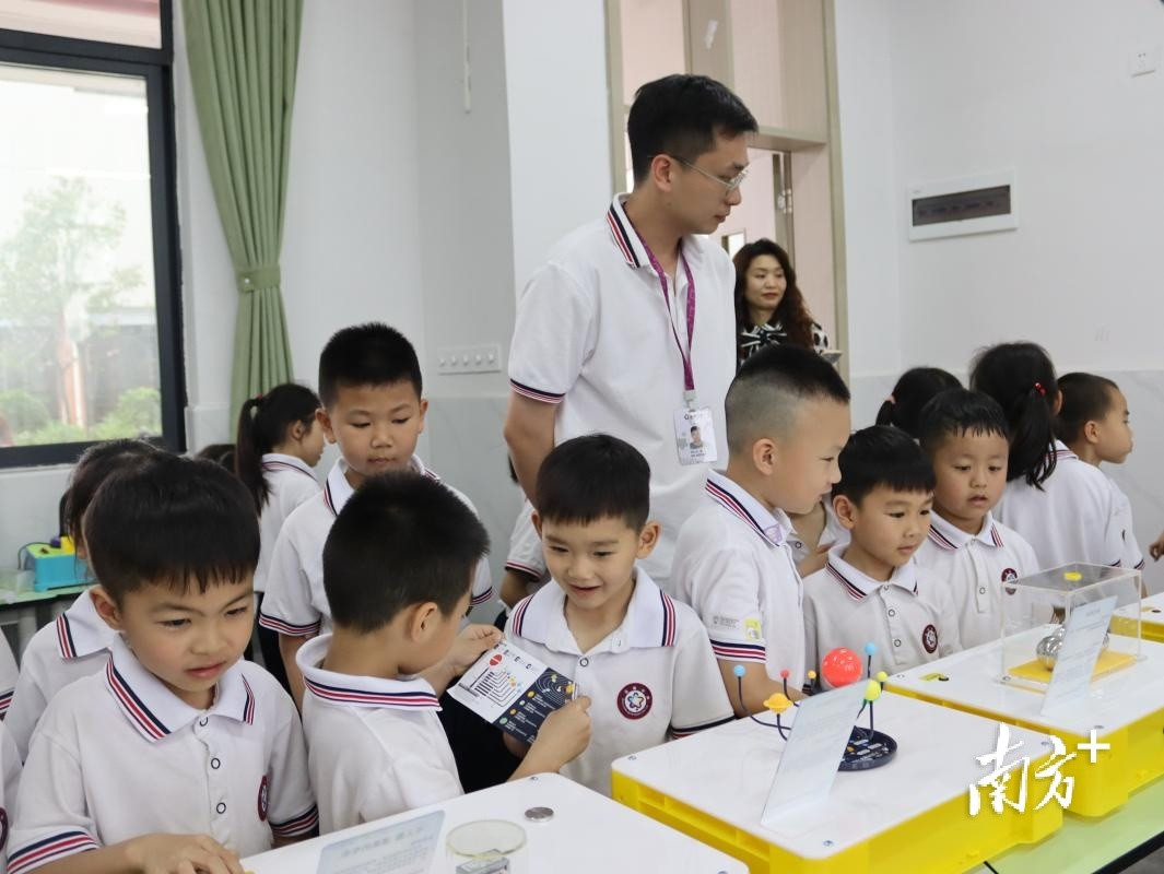 清城区富强小学有了流动科技站, 让学生足不出校看科技