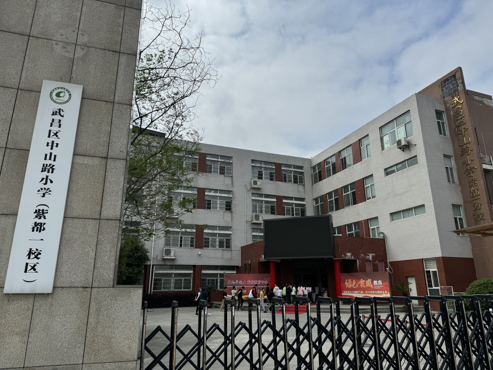 男孩欺负同学被46名家长请愿让其转学，学校：已和解