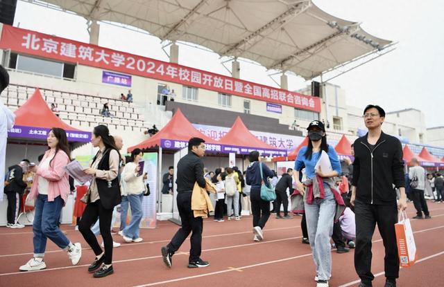 114所高校亮相高招会, 高一学生提前摸底“选科”