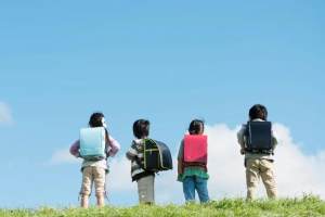 7岁男孩被家长联名劝退, “问题学生”该如何教育 | 新京报快评