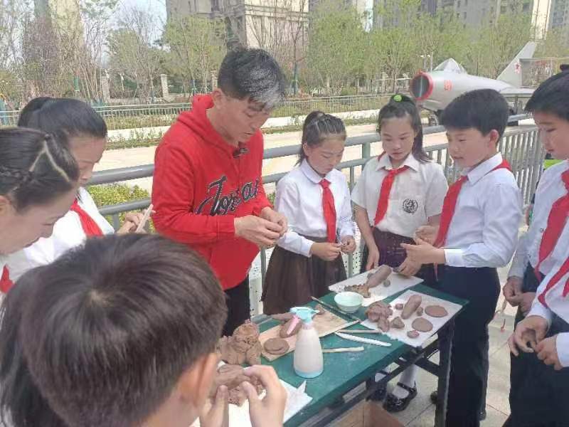 国家安全教育日, 济南小学生学做战斗机模型雕塑