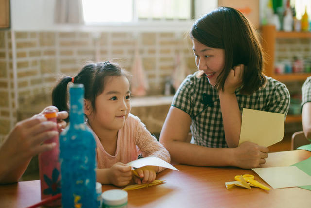 全国幼儿园数量锐减, 大量幼师面临失业, 未来他们将何去何从?