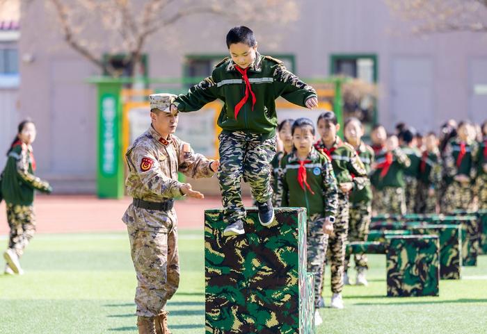 国防教育进校园 点燃少年强国梦