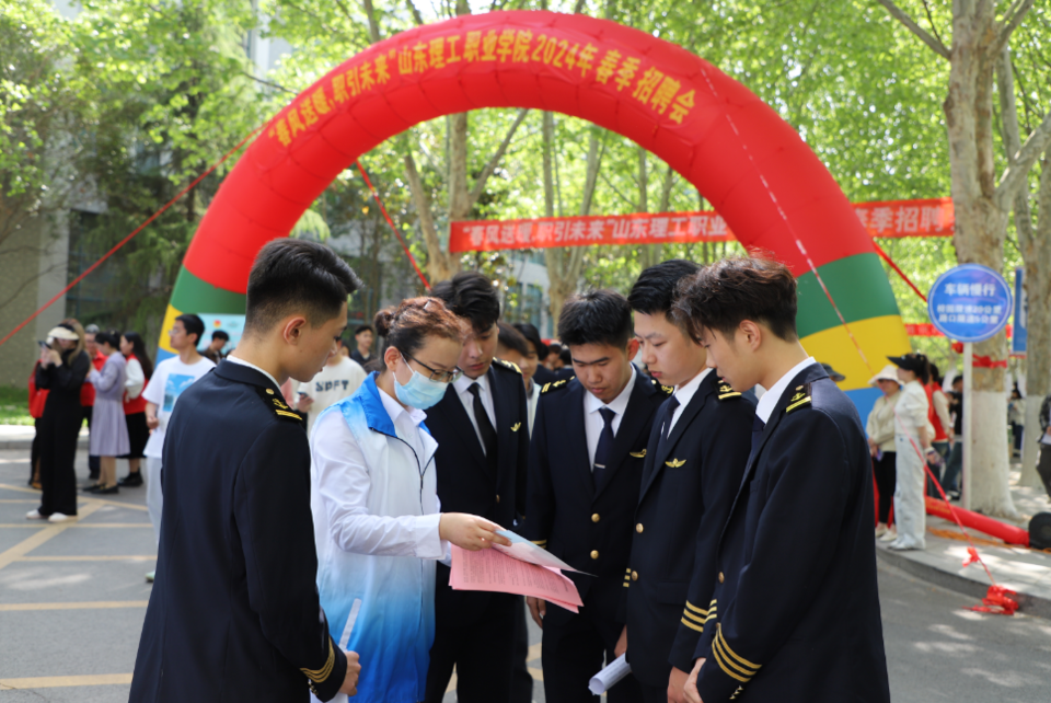 济宁市社保政策宣传走进山东理工职业学院春季招聘会