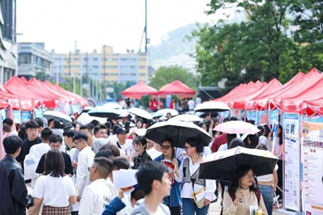 云南举办2024届高校毕业生民办教育专场招聘会