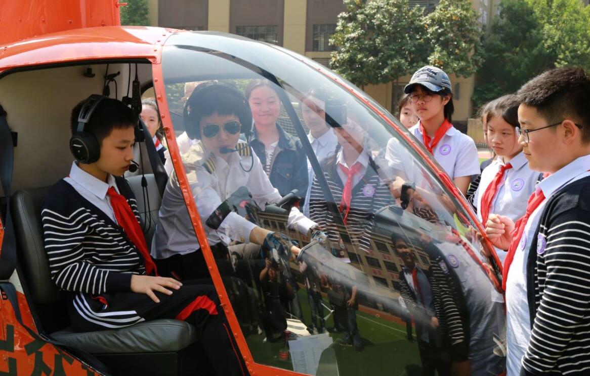 合肥这所小学操场上降落了一架直升机!