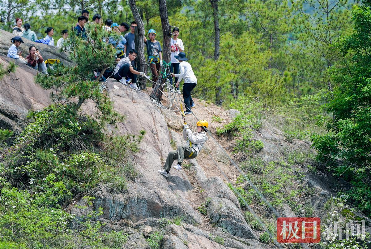 溜索、岩降、徒步……大学体育课搬到野外上