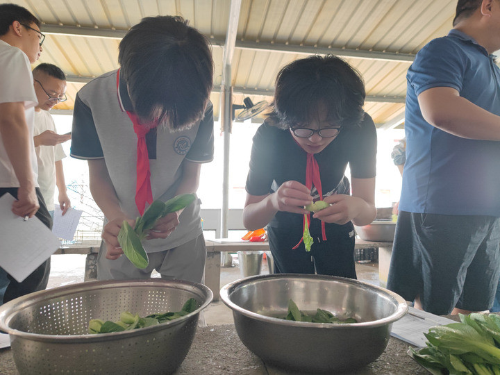 这场技能比赛, 小学生是考官, 食堂叔叔阿姨是考生