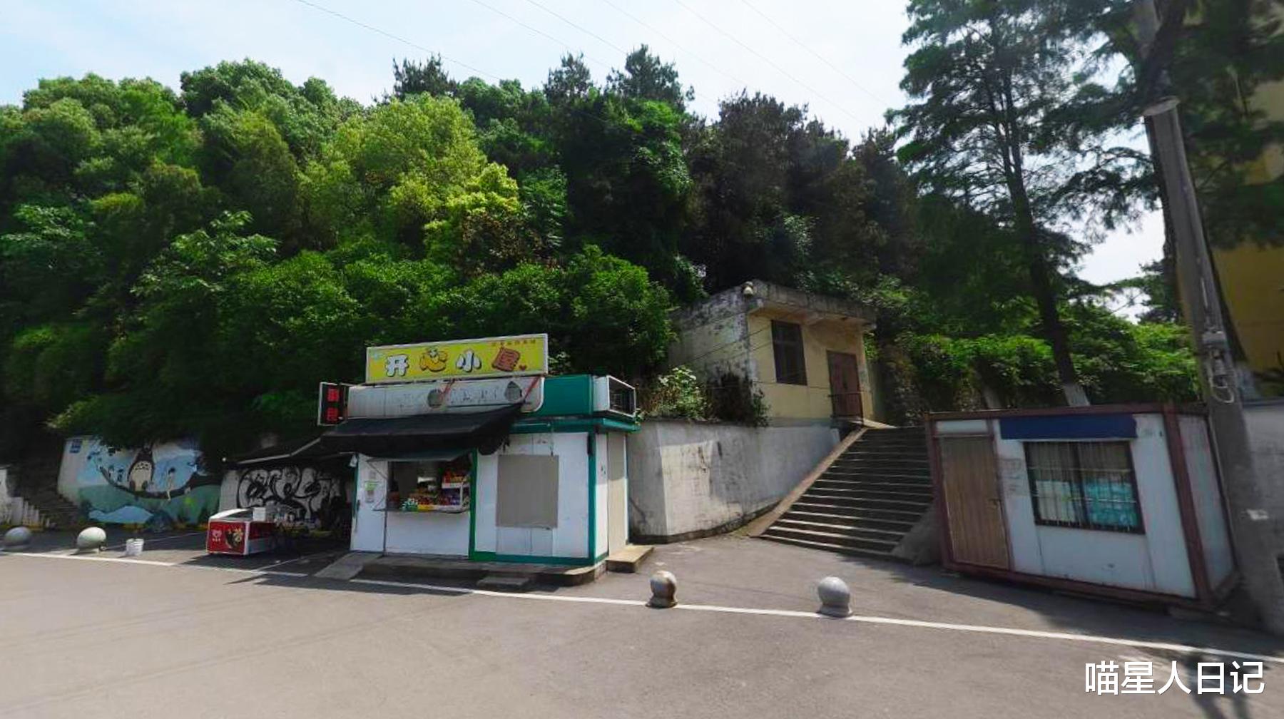 武汉江夏城区有座建在山上的高校, 随处可见陡坡, 还有一片森林