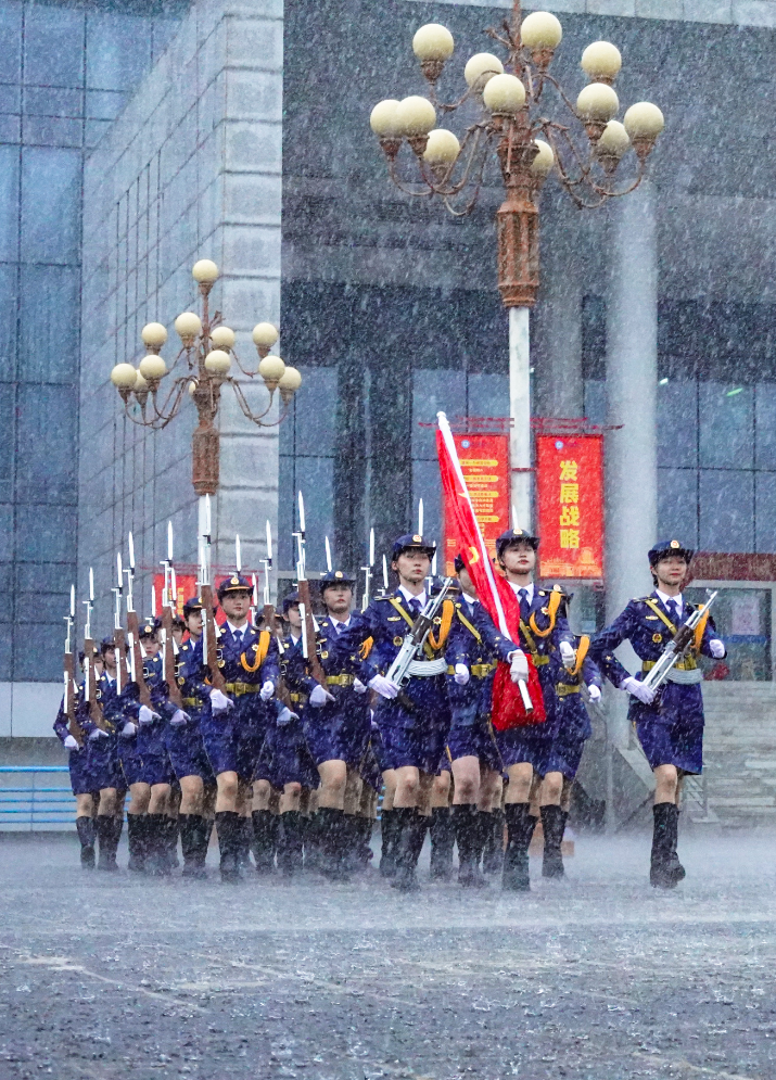 五四青年节, 大学生风雨中升国旗