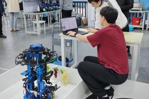 机器人、电子显微镜等成热门专业——河南省技师学院见闻