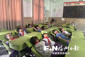配备午休课桌椅 福州让更多中小学生午休“趴睡变躺睡”