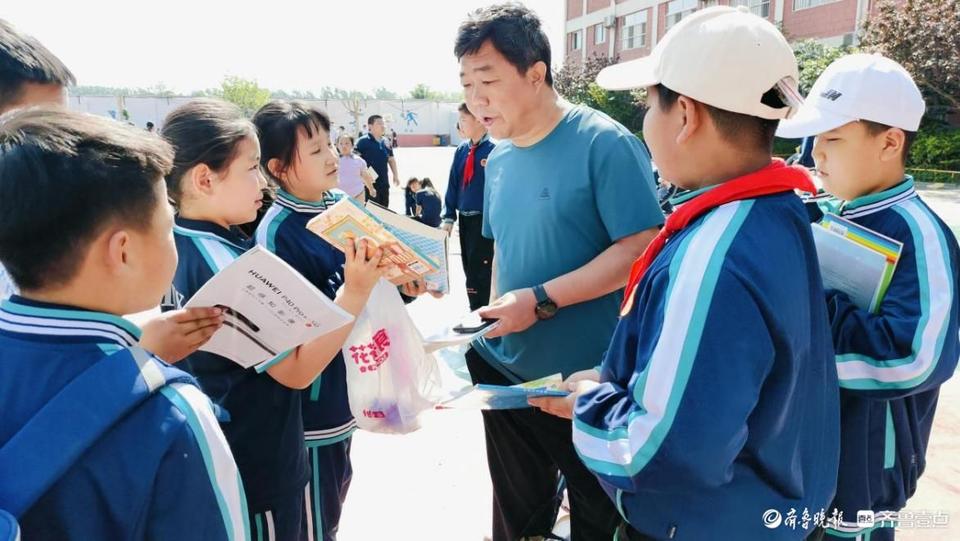 光明小学举办第五届读书节系列活动——漂流书市活动