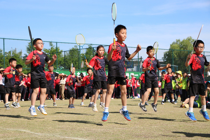 一年一度全员运动会, 胜蓝实验小学学生抬着老师跑