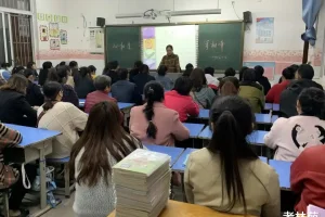 重庆一学校举办家长会, 家长跟老师朗读课文, 遭吐槽: 哗众取宠