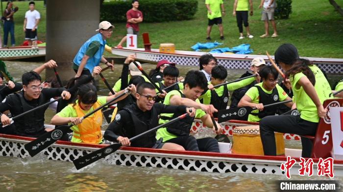 中山大学百年校庆龙舟赛开赛 北大中大划起“友谊的小船”