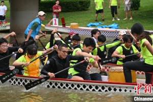 中山大学百年校庆龙舟赛开赛 北大中大划起“友谊的小船”