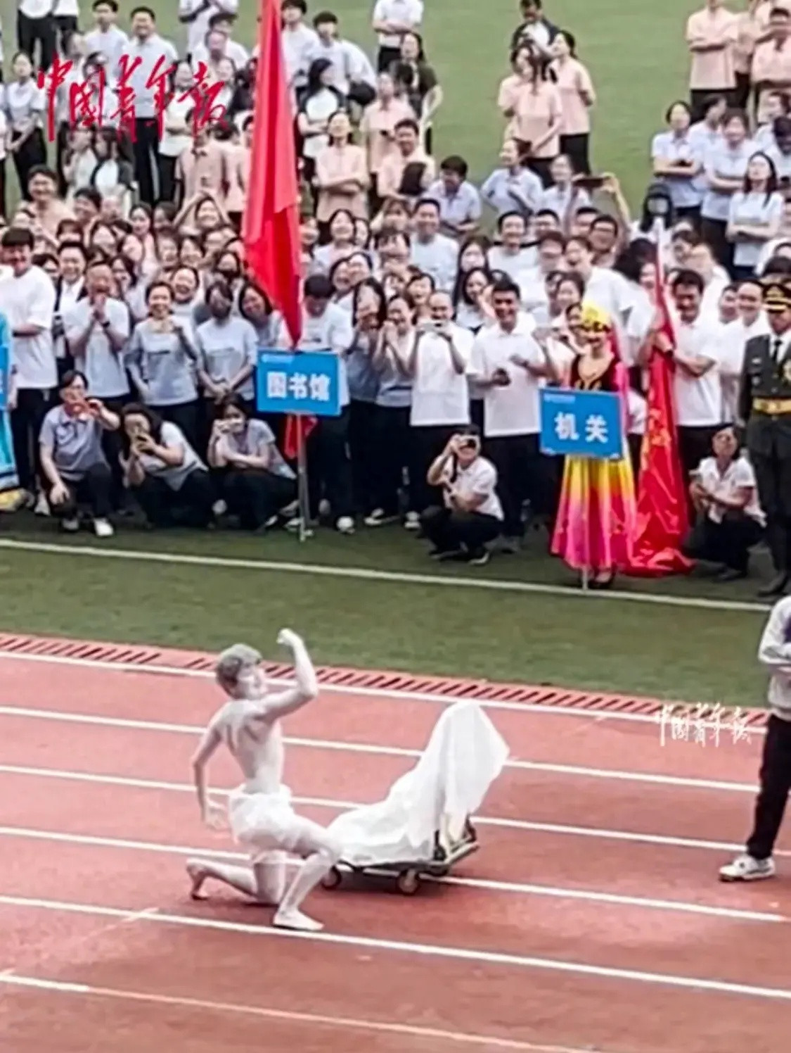 回顾: 大学生整活, 贵州民族大学校运会火了, 网友看懵了: 精彩!