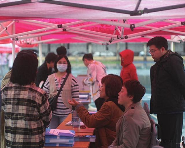 30余所学校冒雨为中考生指导报考