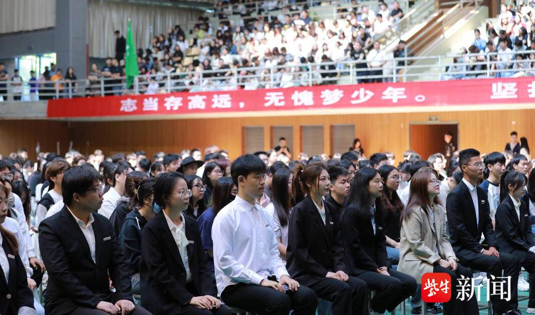 4404名毕业生同上最后一堂“思政课” , 院长“四句话”为同学们送上毕业寄语