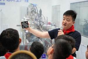 中国自主超导量子计算机群首次向少先队员开放授课