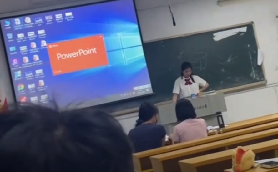 大学生答辩PPT少写一个字, 把底下老师都得罪了, 把毕业当儿戏呢