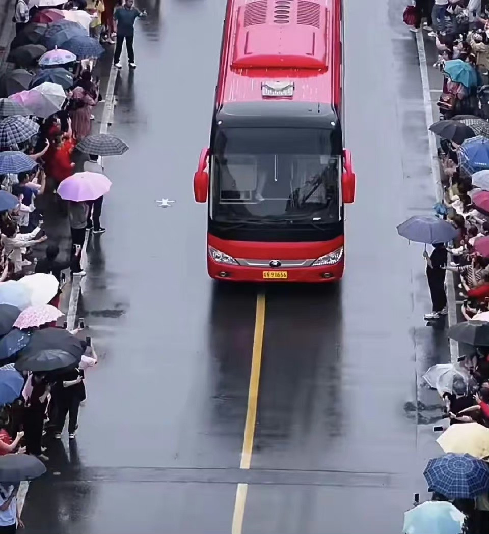 某中学冒雨送学生竟是为此?