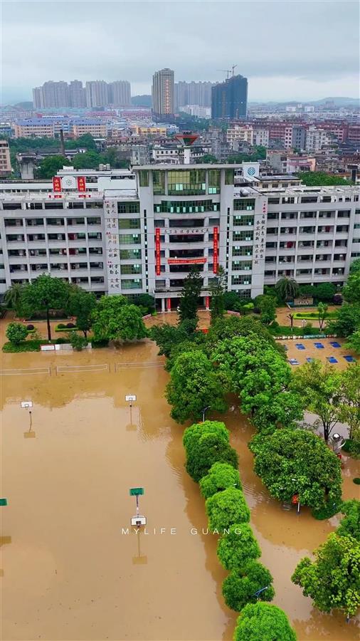 玉林一高考考点暴雨后积水没过半个篮球架, 学校回应