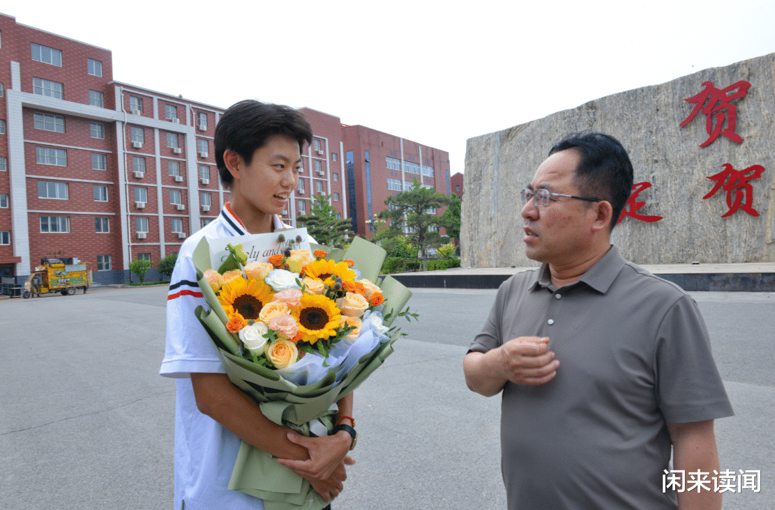 刘禹彤结束网球训练回母校贺阳高级中学参加高考受到师生欢迎