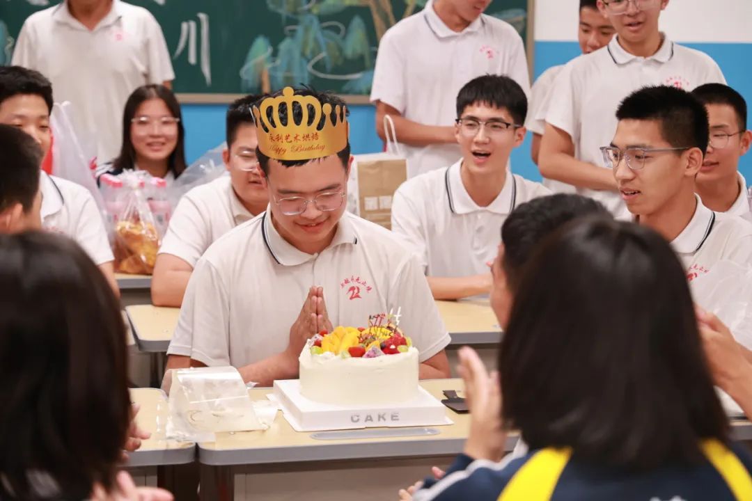 超有爱的大家庭! 廊坊志宏中学全班一起庆祝生日!