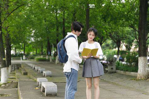 AR技术引领未来教育: 高中生“穿越”大学校园新体验|高考