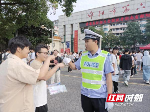 双清交警全力以赴为高考保驾护航