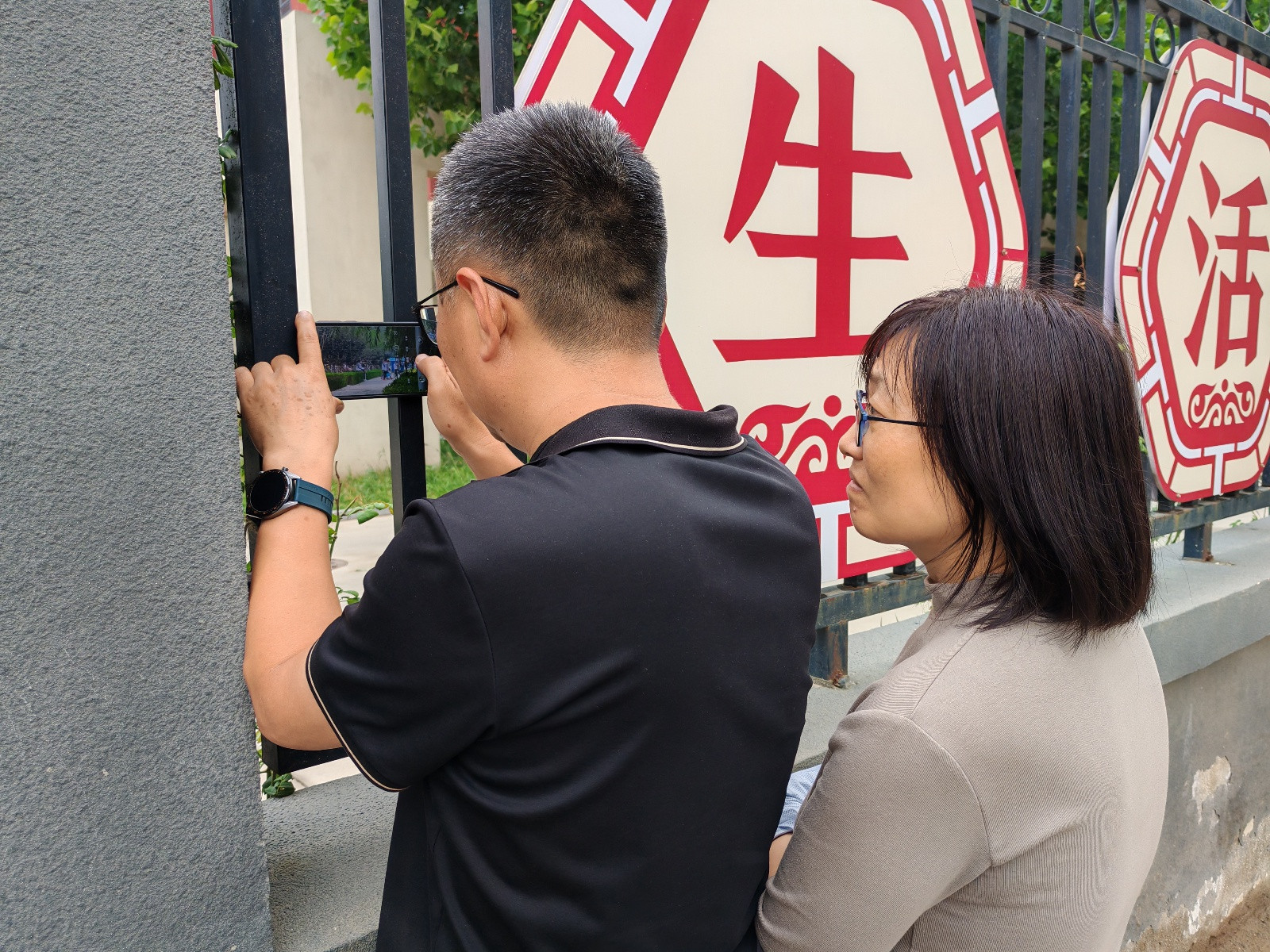 高考首日结束, 衡水中学外家长守候10小时, 隔围栏寻孩子身影