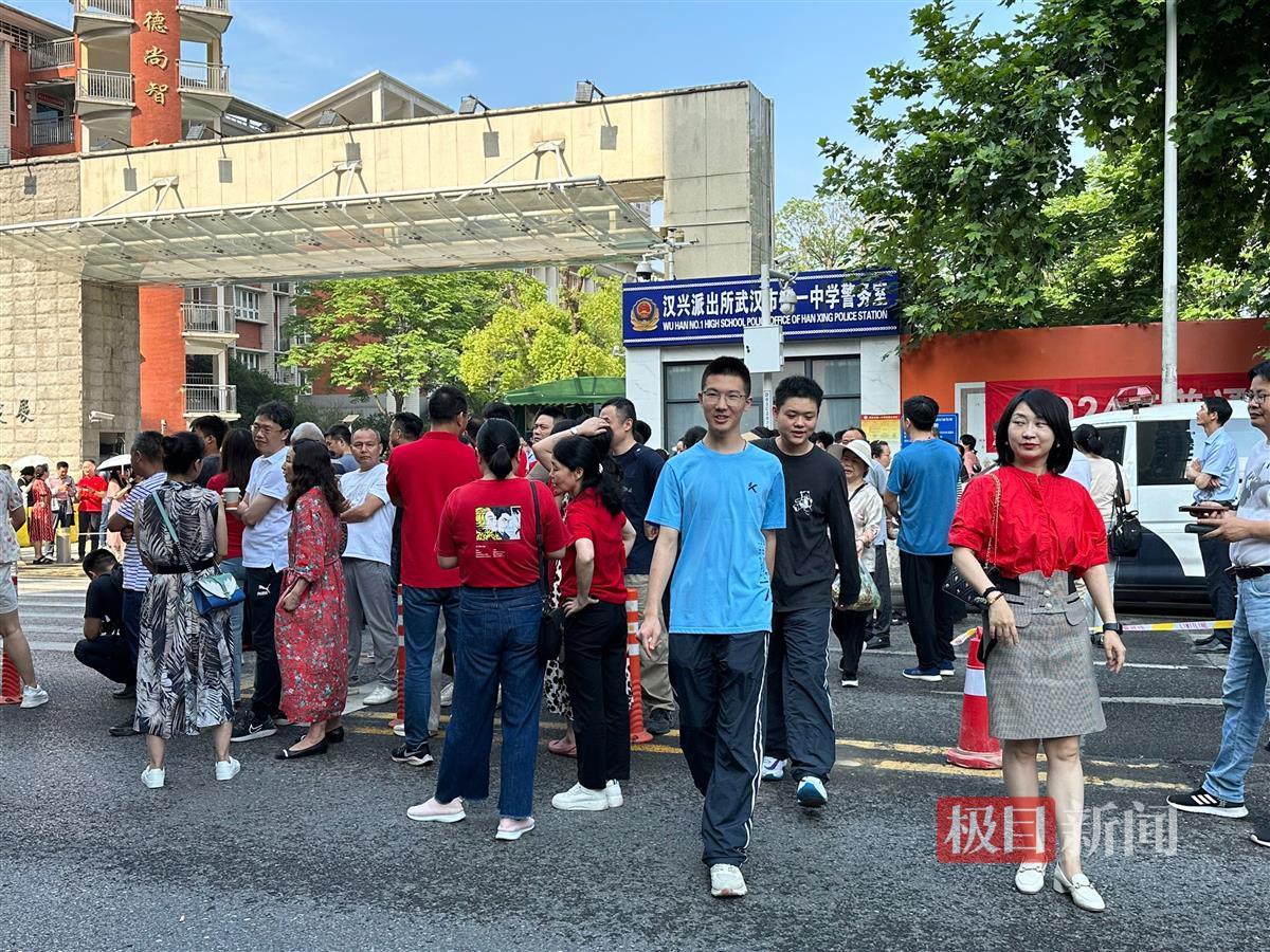 考场外, 低年级学生选择前来感受高考氛围