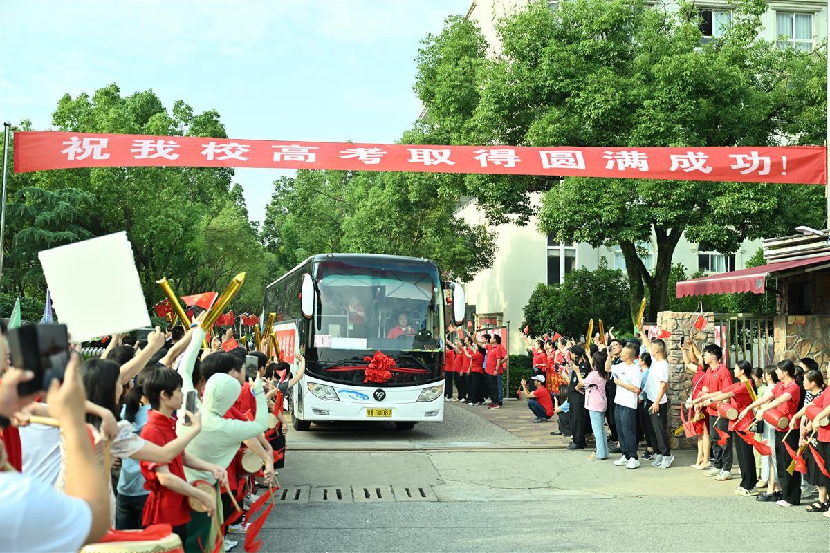 考完物理还可以回学校练听力, 这所学校坚持22年暖心送考