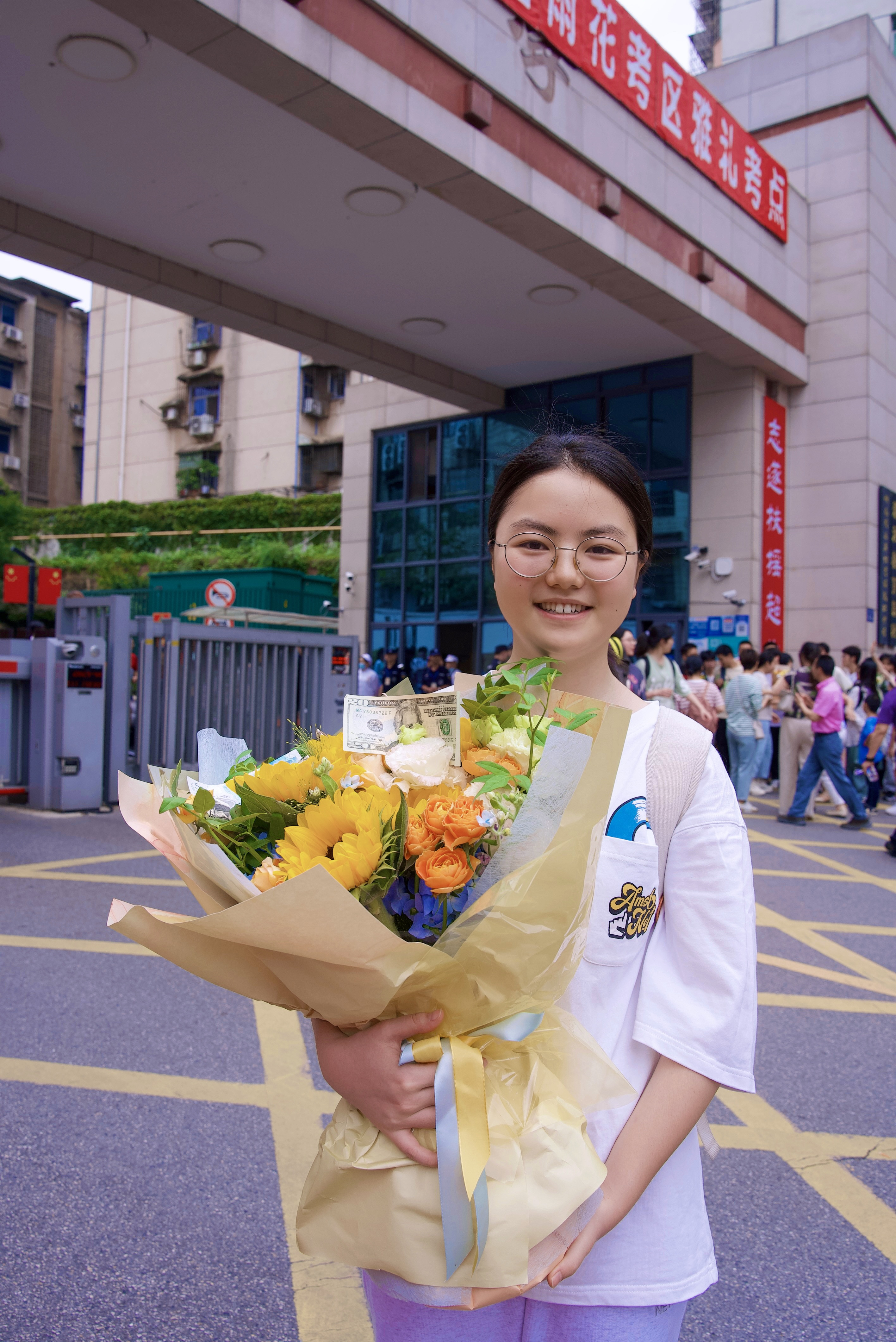 长沙女生结束高考笑靥如花: 考得怎么样不重要, 希望成为自己想成为的那个大人