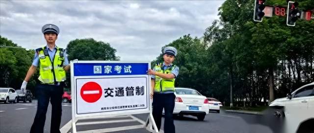 白衬衫交警雨中指挥交通, 被质疑作秀, 真实身份被扒出, 网友炸了