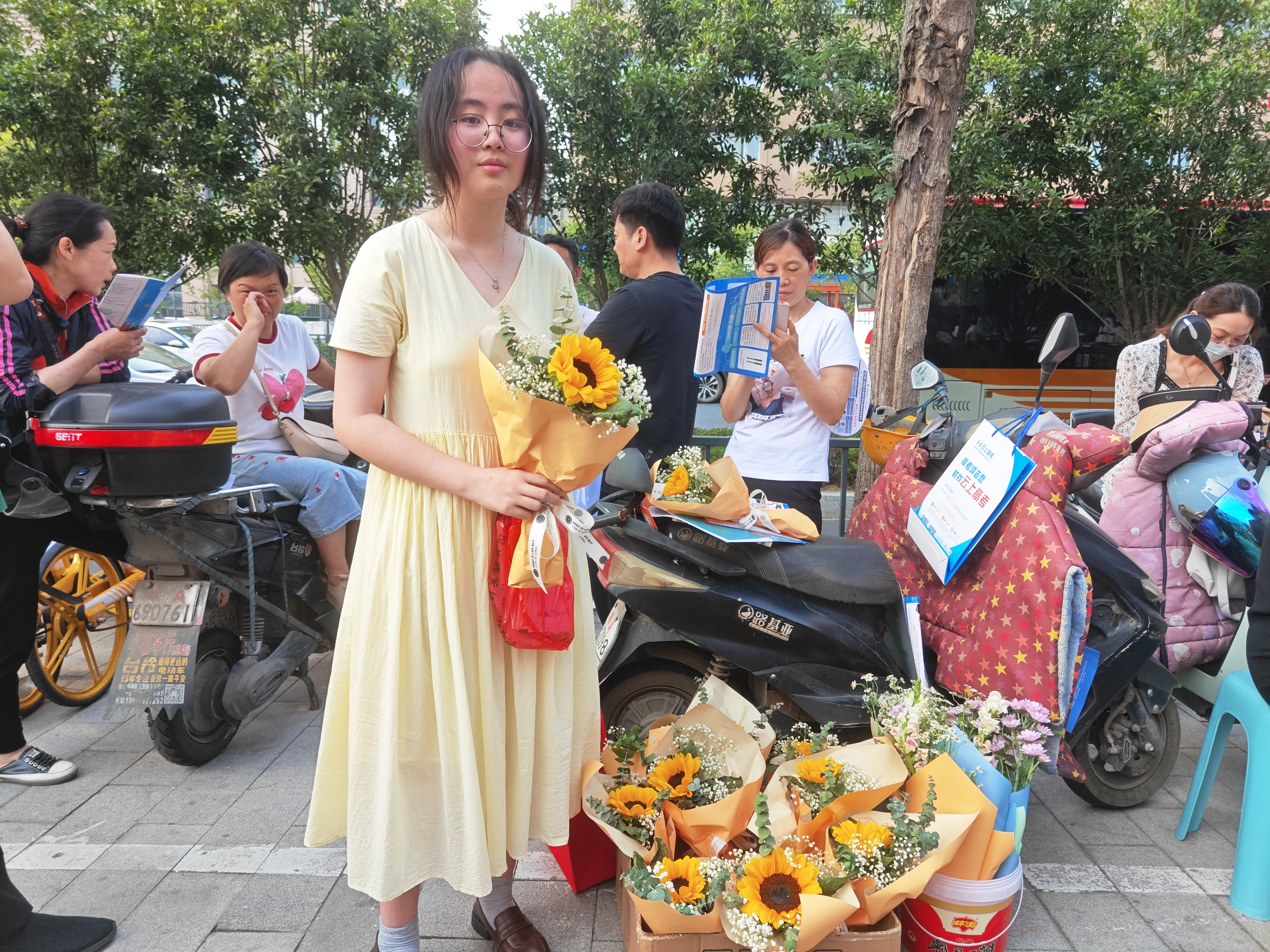 高二学子考场外卖花体验生活