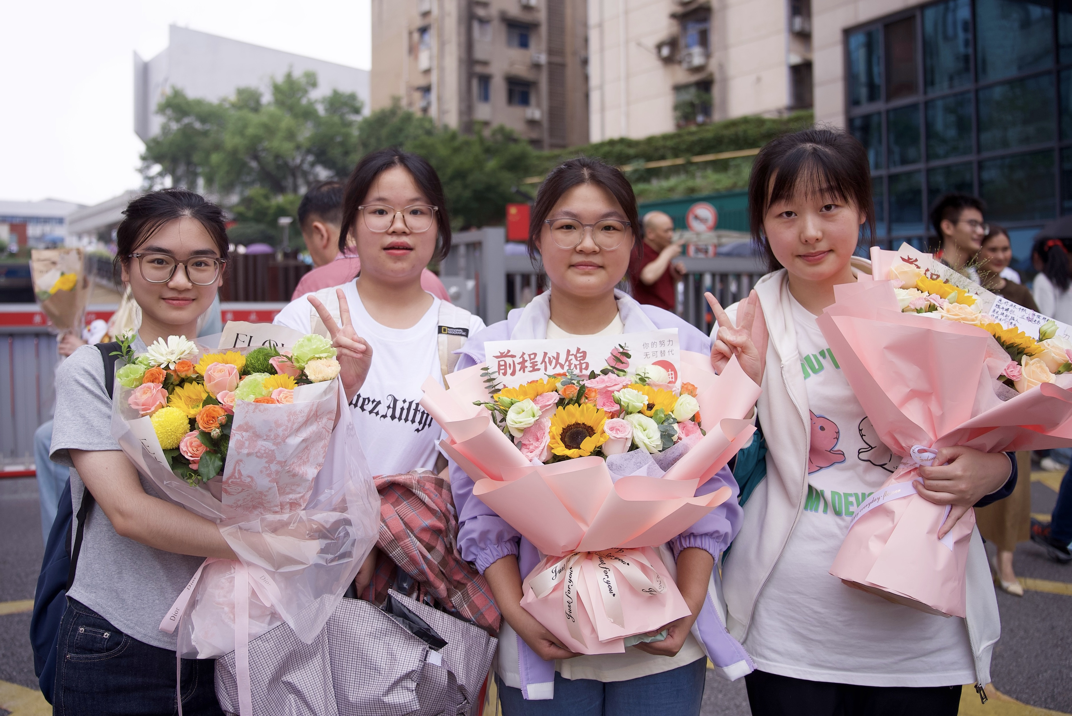 高考结束后, 长沙四位女生结伴走出考场, 她们有共同愿望: 要去旅游!